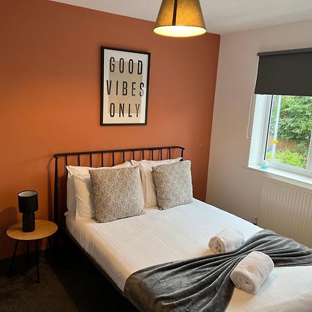 3 Bedroom House With Parking Manchester Extérieur photo