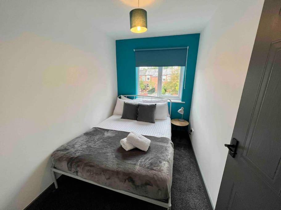 3 Bedroom House With Parking Manchester Extérieur photo
