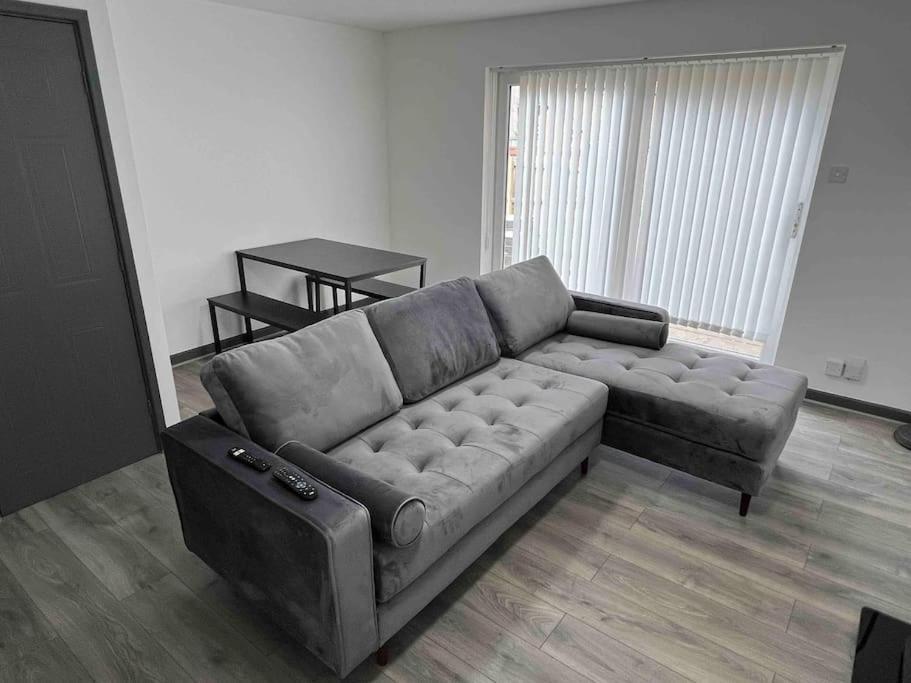 3 Bedroom House With Parking Manchester Extérieur photo