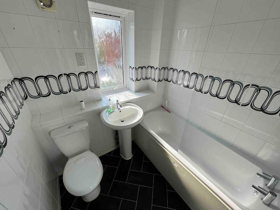 3 Bedroom House With Parking Manchester Extérieur photo